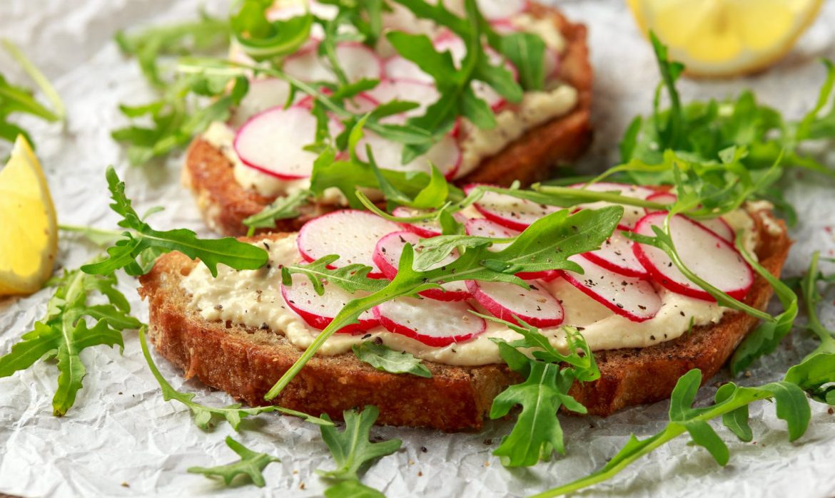 Artichoke hummus bruschetta, simple and great to snack on!